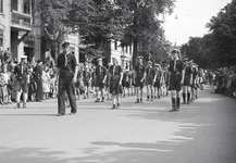 831707 Afbeelding van een groep zeeverkenners in de optocht ter gelegenheid van Koninginnedag, op de Maliesingel te ...